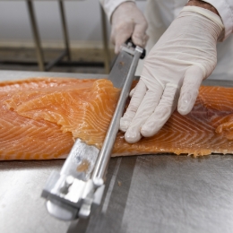 Découpe - saumon fumé artisanal Casteigt